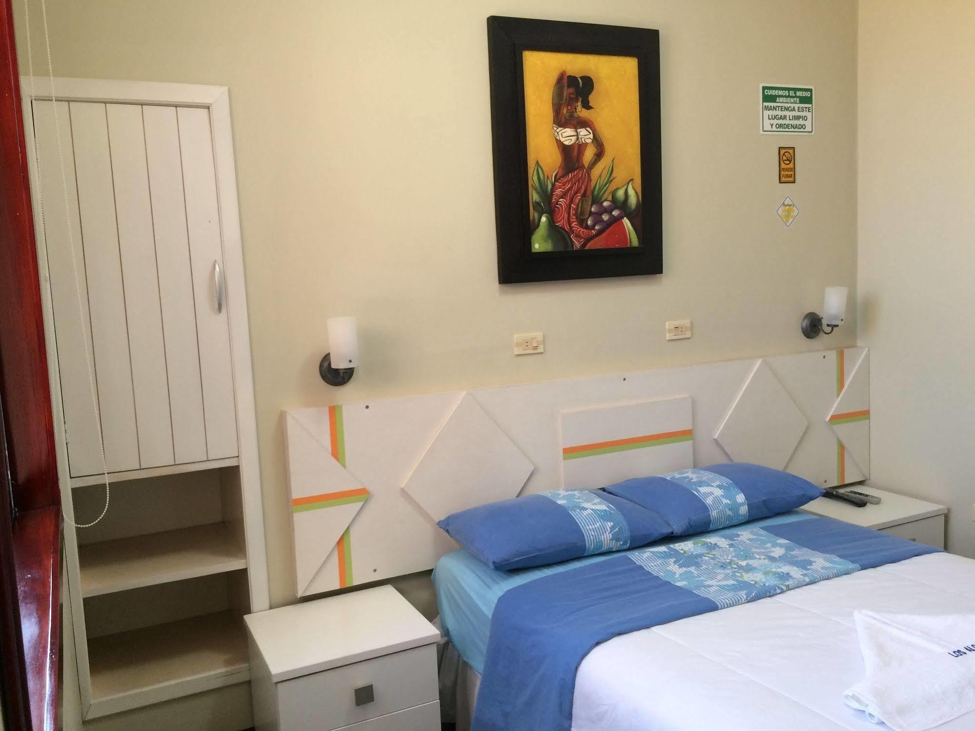 Hotel Los Algarrobos Пуэрто-Бакерисо-Морено Экстерьер фото